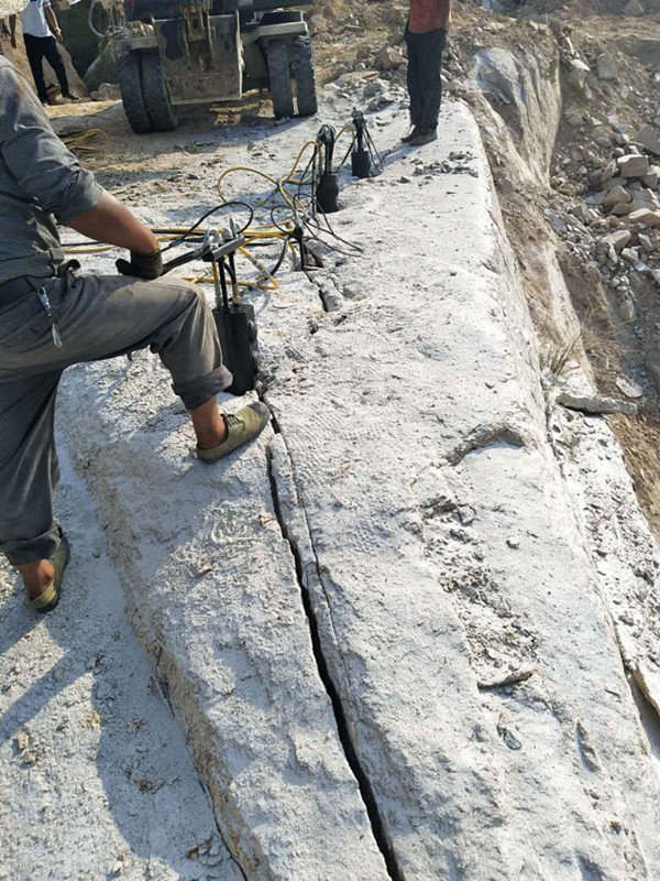 广东汕头公路扩建遇石头用机破石机石头劈山机械