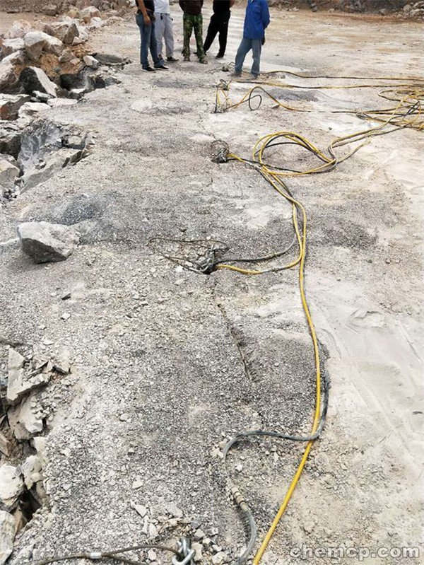 河北秦皇岛公路路基边坡破石机砂岩石石头破碎器