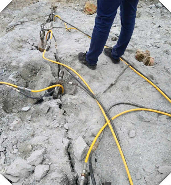 基坑开挖遇到岩石不能爆破青石太硬打不动劈石机安徽滁州