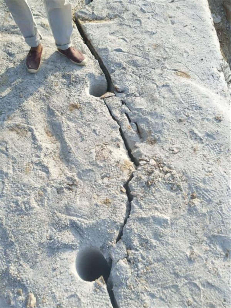 江苏扬州开挖地铁无爆破石头劈裂机岩石劈裂器