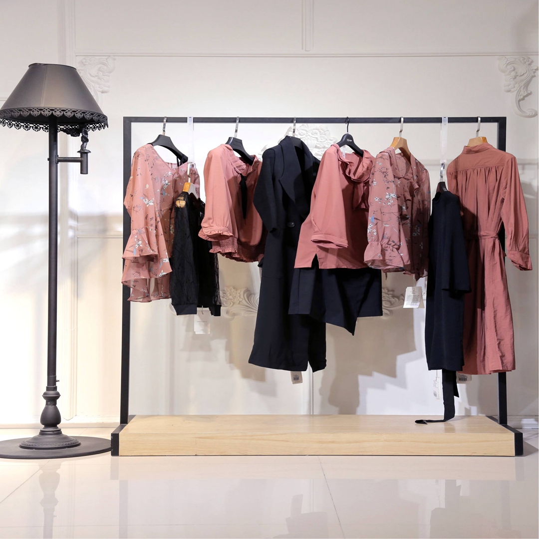 延邊真絲連衣裙秋冬季服裝尾貨批發(fā)市場