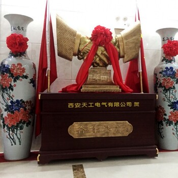 西安握手工藝品商務辦公室大擺件和諧共贏洪作握手大擺件