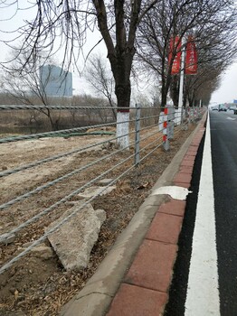 湖北景區(qū)公路纜索護(hù)欄廠家/公路繩索防撞護(hù)欄應(yīng)用