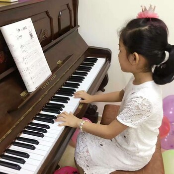 罗湖国贸东风华艺学钢琴中学生如何弹好钢琴的跳音