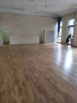 天津篮球运动木地板翻新，运动木地板重新上漆，胜枫运动木地板