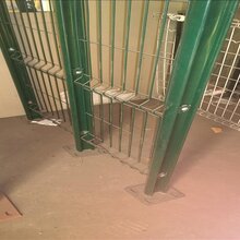 灰色桃型柱护栏网停车隔离护栏网汽车厂隔离护栏网厂家直销图片