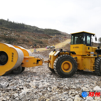 聊城市冲击碾压路机冲击式压路机郑州中航冲击压路机门市价