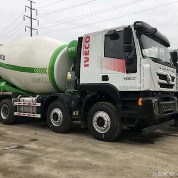 红岩商砼运输车,坚实红岩杰狮8×4轻量化12方搅拌车性能可靠