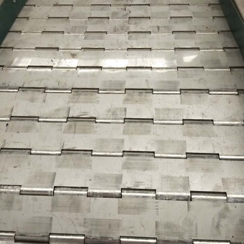 不斷創(chuàng)新不銹鋼鏈板輸送機(jī)五金配件工具傳送機(jī)非標(biāo)定制密封罩水平爬坡輸送機(jī)
