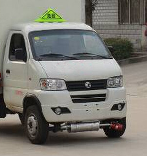 呼和浩特国五小型易燃液体厢式运输车可以上蓝牌手续厂家东风品系图片2