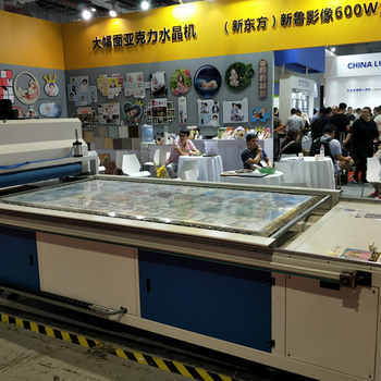 臨沂航達(dá)數(shù)控水晶機(jī)（PVC光油機(jī)）