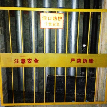 施工電梯防護(hù)門，安全門，可定做哦！佛山廠為您服務(wù)！