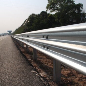 清遠高速公路防護欄波形防撞圍板雙波三波防撞板縣城道路護欄廠家