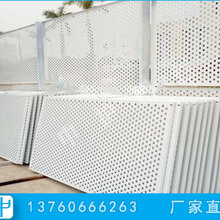 洞洞板安装工地2.5米高冲孔板护栏清远防风围栏图片