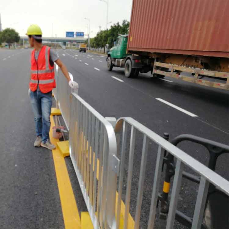 深圳路中央隔离护栏现货热镀锌港式栏杆深标II栅栏带底座