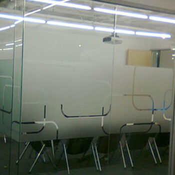 办公玻璃隔断磨砂膜logo喷绘、亚克力制作