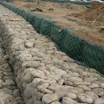 新疆巴音郭楞格宾网河堤两岸用覆塑石笼网鑫隆石笼格宾厂家供应