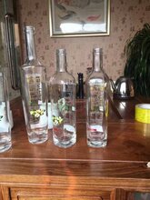 玻璃酒瓶。图片