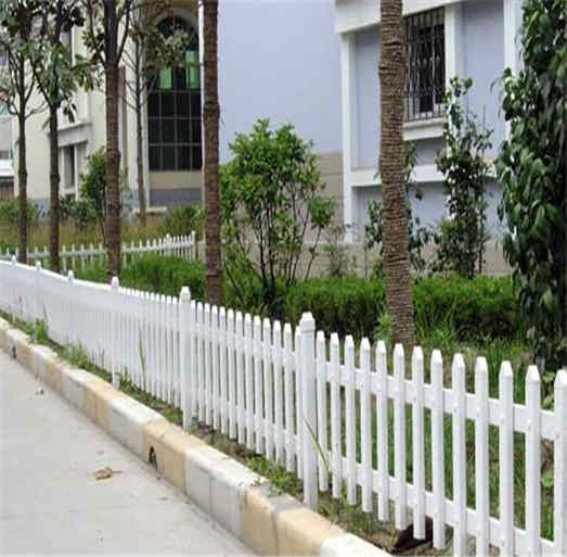 西平县送立柱 PVC塑钢护栏 围栏栅栏草坪护栏供应