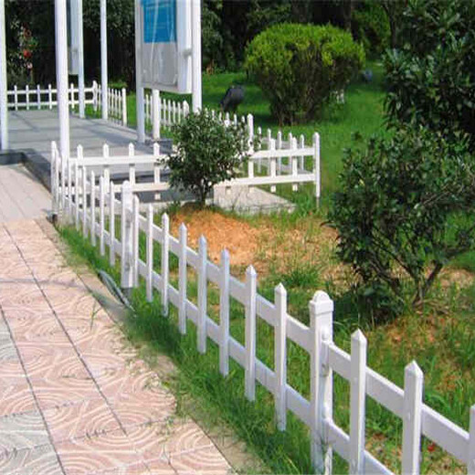 西平县送立柱PVC塑钢护栏围栏栅栏草坪护栏供应