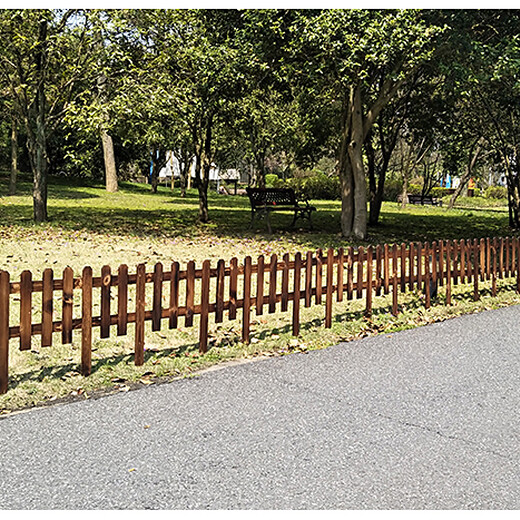 衡阳衡阳县锌钢草坪护栏碳化实木防腐木栅栏围栏多少钱一米