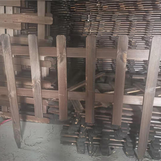 凤泉区竹篱笆碳化木护栏PVC护栏塑钢护栏厂家直供