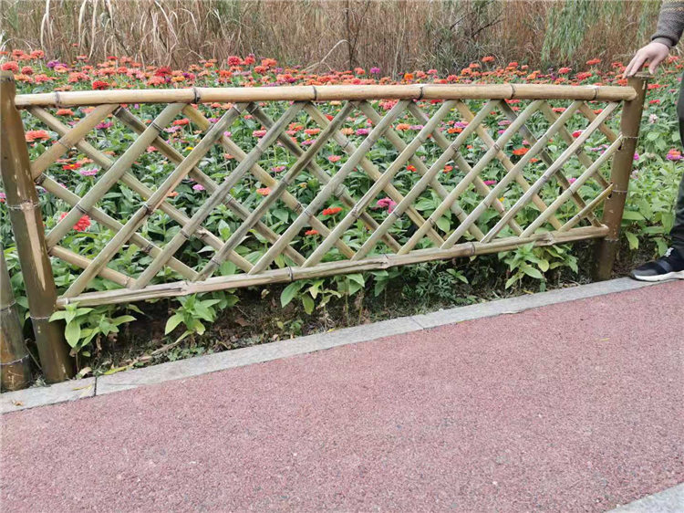泰州海陵区竹篱笆草坪栏杆PVC护栏