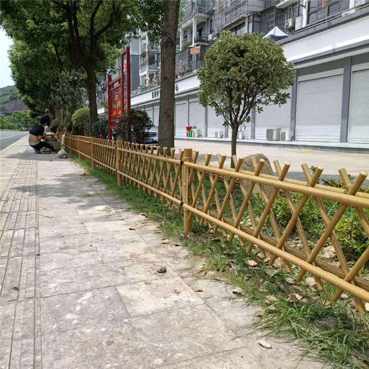 新建 仿竹护栏草坪护栏六安寿县防腐木篱笆围栏竹节围栏