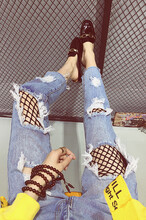 東莞萬江哪里有便宜幾元牛仔褲批發(fā)夏季韓版新款破洞九分褲乞丐直筒褲廠家地攤貨源批發(fā)牛仔褲