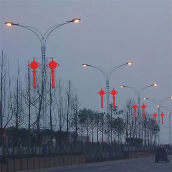 天津灯杆上悬挂众熠发光中国结灯节日装饰,发光灯笼