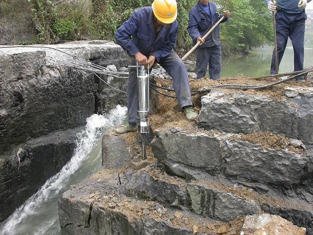广西梧州机械代替放炮破碎石头修路石方静态爆破施工方案