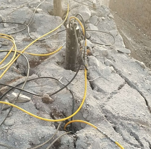 江苏扬州基坑竖井开挖机械分裂棒开裂石头的设备