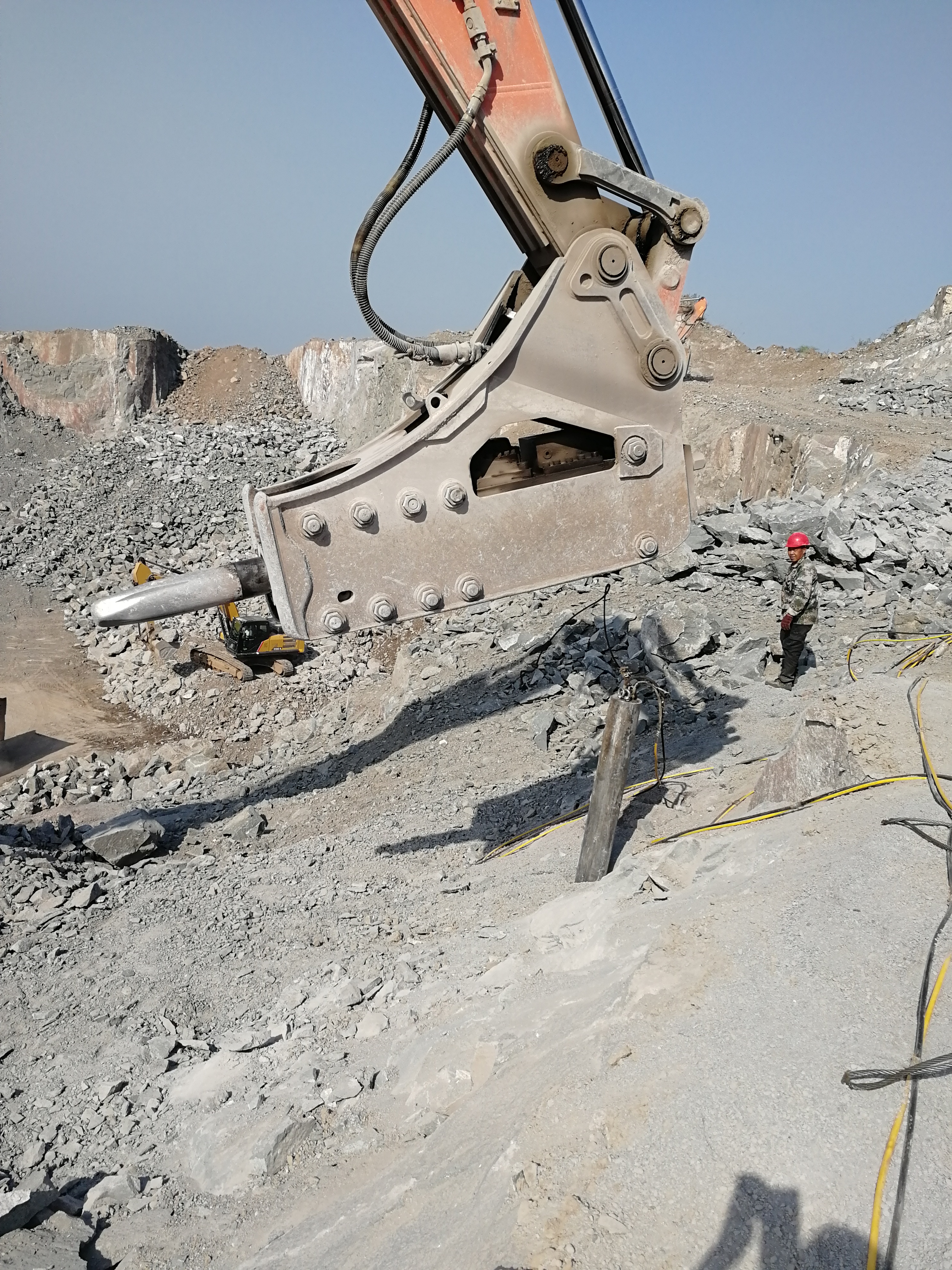 江苏扬州开采岩石效率比较高的破石设备无声爆破山石