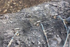 江苏扬州开裂石头的破碎山石分石机液压膨胀机图片2