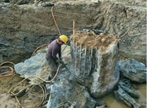 江苏扬州设备液压劈裂机械开裂石材的利器开挖基坑机械图片5