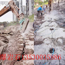 河北双桥区液压爆破机械挖基坑快速破碎石山大力神静爆棒广矿机械制造图片