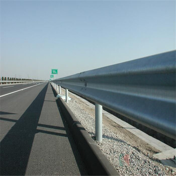 供应高速公路波形防撞护栏板厂家镀锌隔离波形护栏板