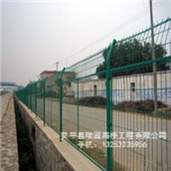 供应辽宁营口高速公路护栏网、2.5米公路防护网、绿色公路围栏网