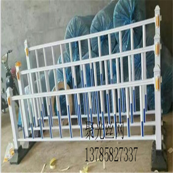 市政道路護欄塑鋼護欄網(wǎng)馬路綠色柵欄交通隔離防護網(wǎng)