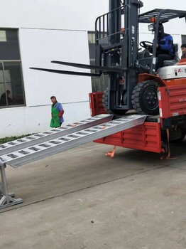 成都供应销售8吨铲车叉车装载机铝坡道铝梯铝合金爬梯加固型