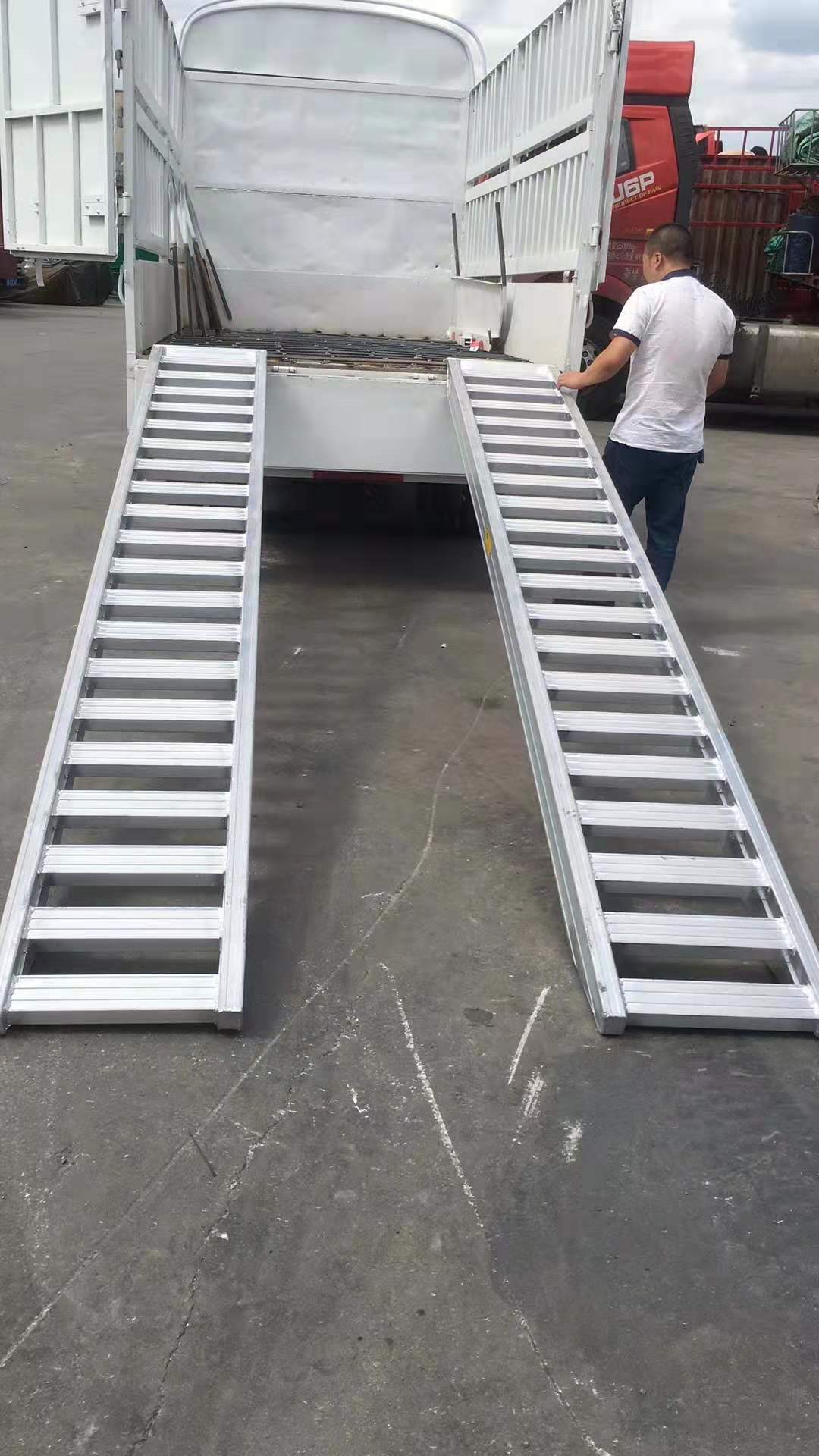 北京5米6米集装箱超长加长拼接双节铝合金坡道铝爬梯3-15T