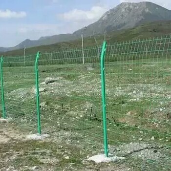 活動護欄廠家批量生產(chǎn)公路活動護欄、隔離柵、雙邊絲護欄網(wǎng)