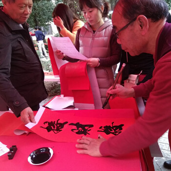寫春聯(lián)翰墨飄香手書寫的春聯(lián)更有年味
