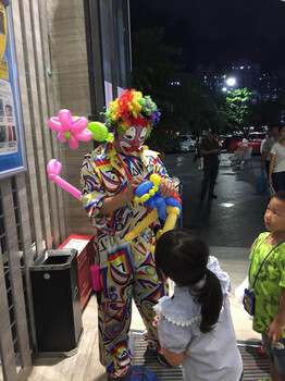 小丑魔术扎气球表演深圳气球小丑暖场表演公司