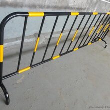 供应银川铁马红白护栏银川黑黄铁马银川红白铁马护栏图片