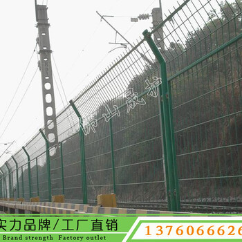 深圳鐵路鐵絲網(wǎng)護(hù)欄多少錢一米揭陽公路阻隔網(wǎng)圍欄金屬網(wǎng)