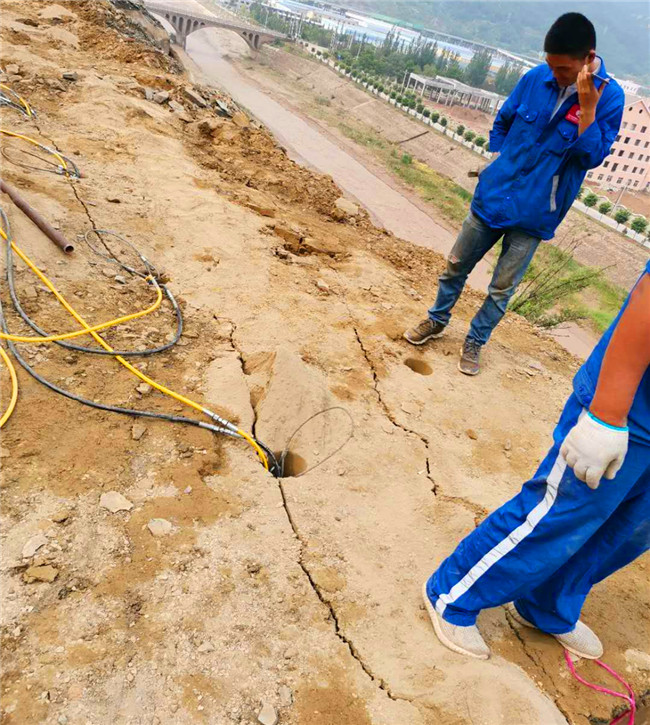 广西河池水泥厂开采岩石使用静态液压劈裂机