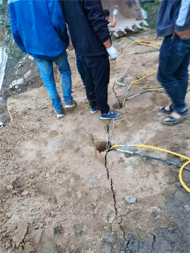 山西临汾高压线塔基挖竖井使用矿山劈裂机