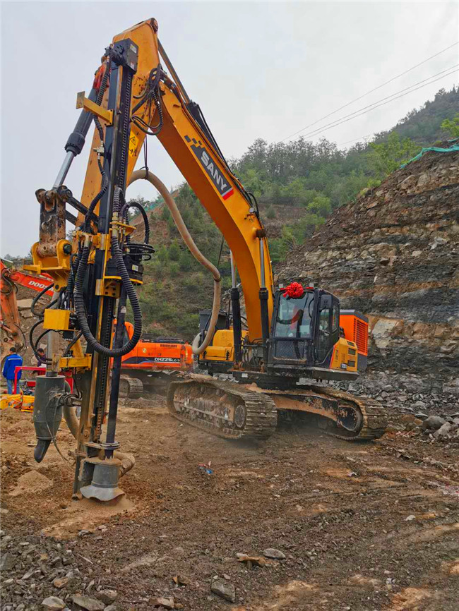 山西临汾高压线塔基挖竖井使用矿山劈裂机