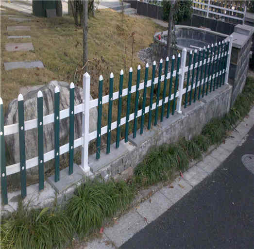宝丰县锌钢草坪护栏围栏绿化铁艺栅栏厂家供货